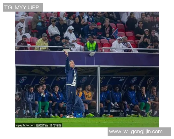 超帅的足球明星们如何在绿茵场上展现魅力与风采的精彩瞬间