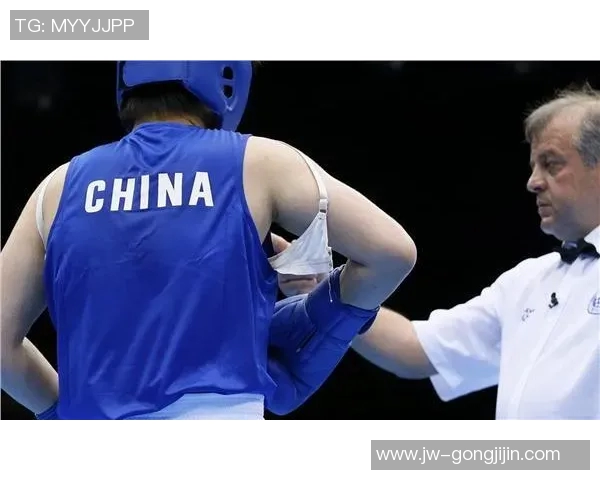 足球明星意外走光瞬间曝光引发热议网友热评不断